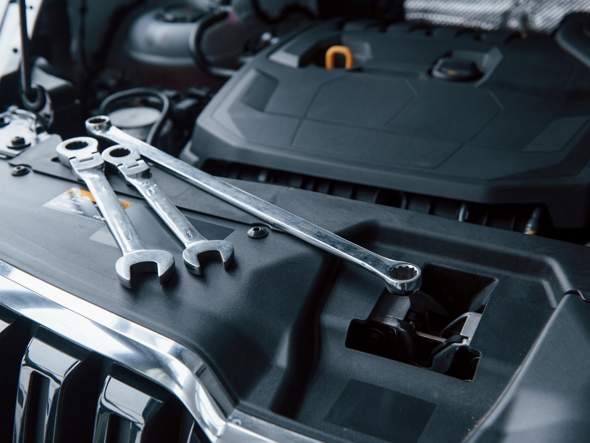 Nærbilde av verktøy i panser på bil